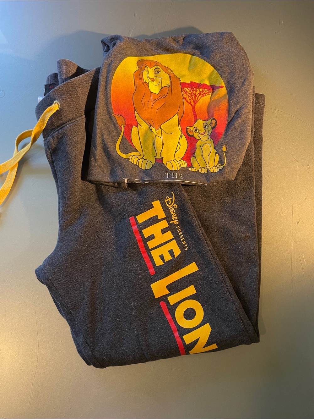 SET: The Disney Lion King T-Shirt & sweatpants | Size XS